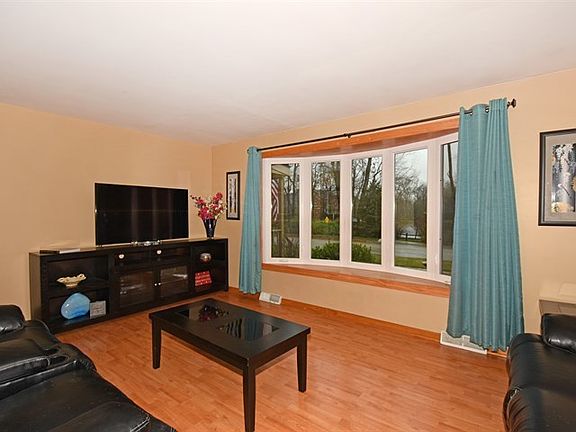 4th image of 820 N Elm Dr