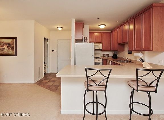 4th image of 10 N Lake St APT 302