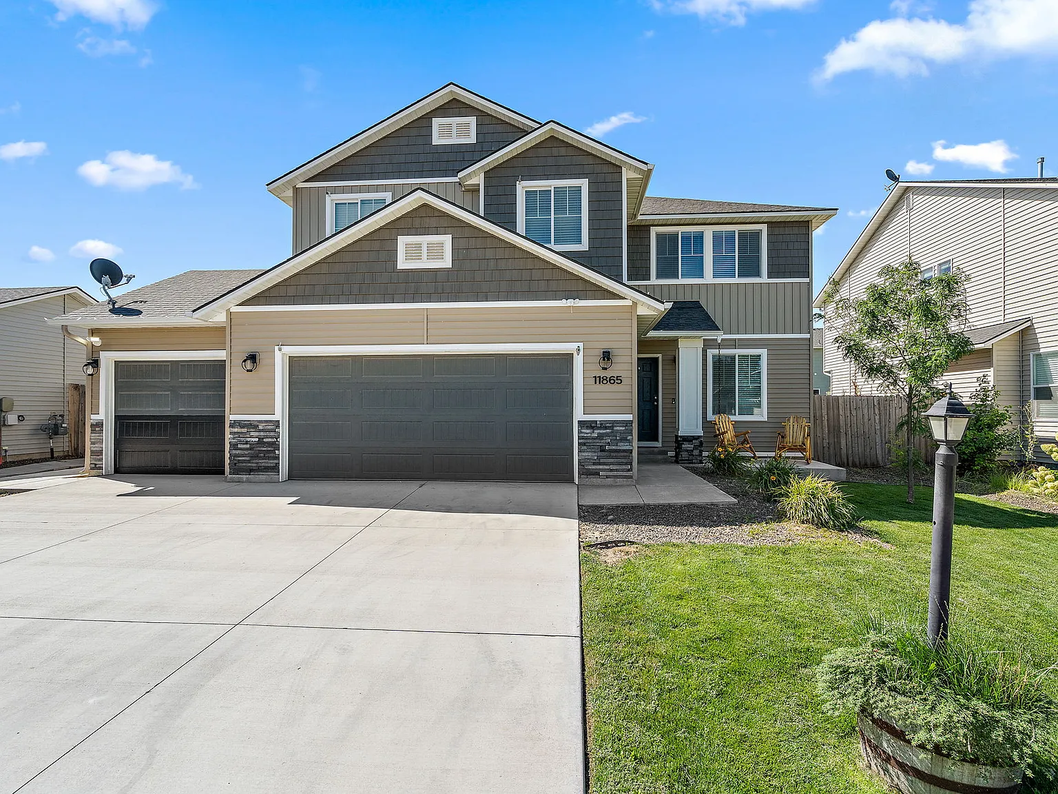 5 bed, 2.5 bath, 2390 sqft, $8,200 — Photo 2
