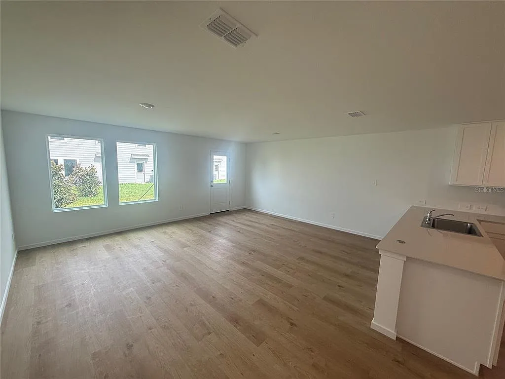 3 bed, 2.5 bath, 1386 sqft, $1,900 — Photo 3