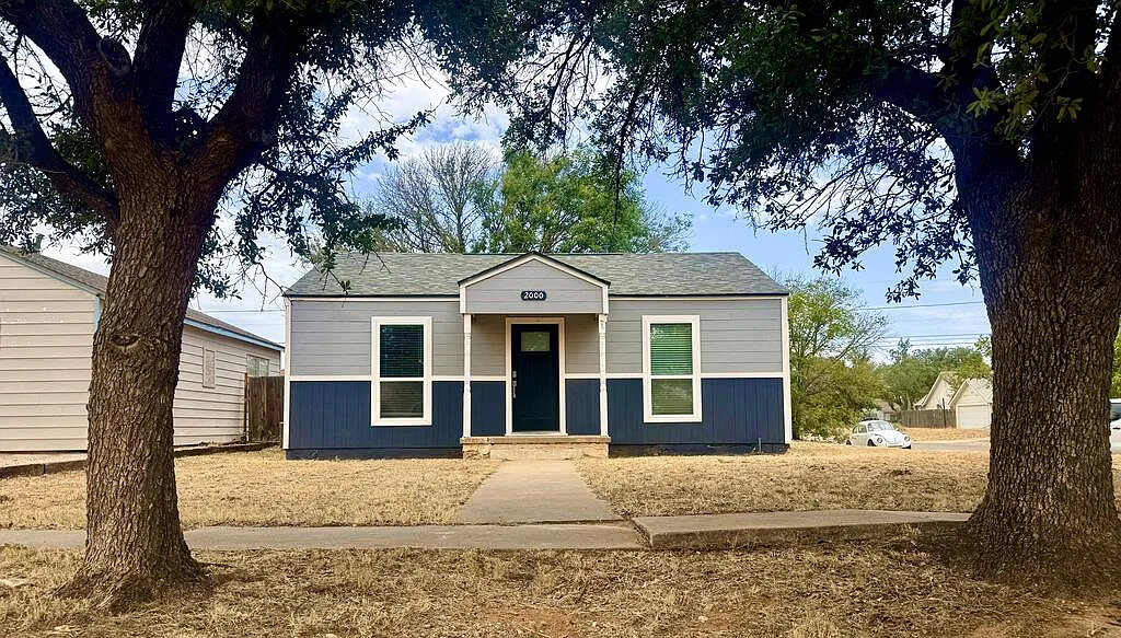 2 bed, 1.0 bath, 810 sqft, $2,200 — Photo 1