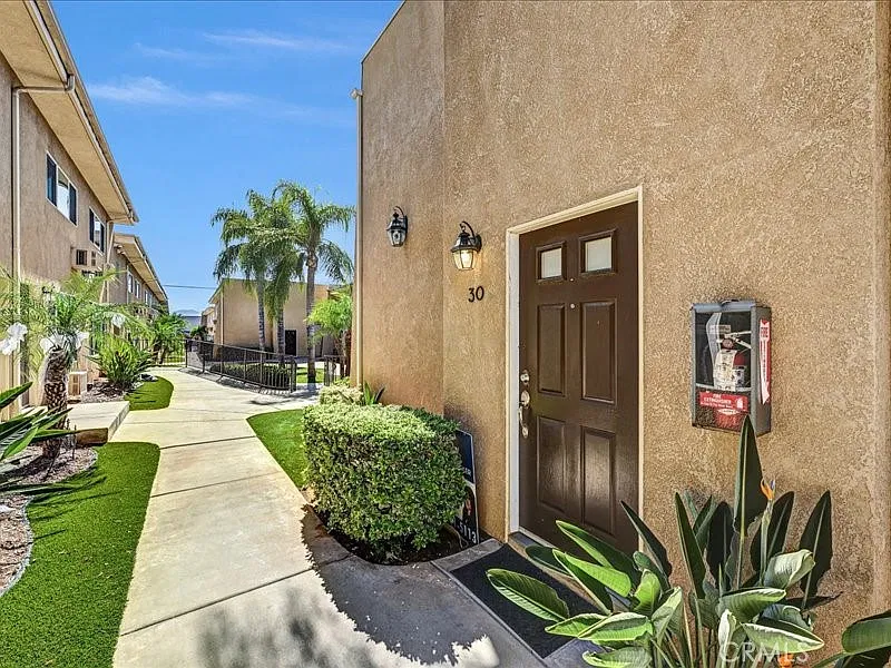2 bed, 1.5 bath, 1024 sqft, $3,200 — Photo 3