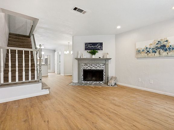 2nd image of 617 Carriagehouse Ln APT 3E