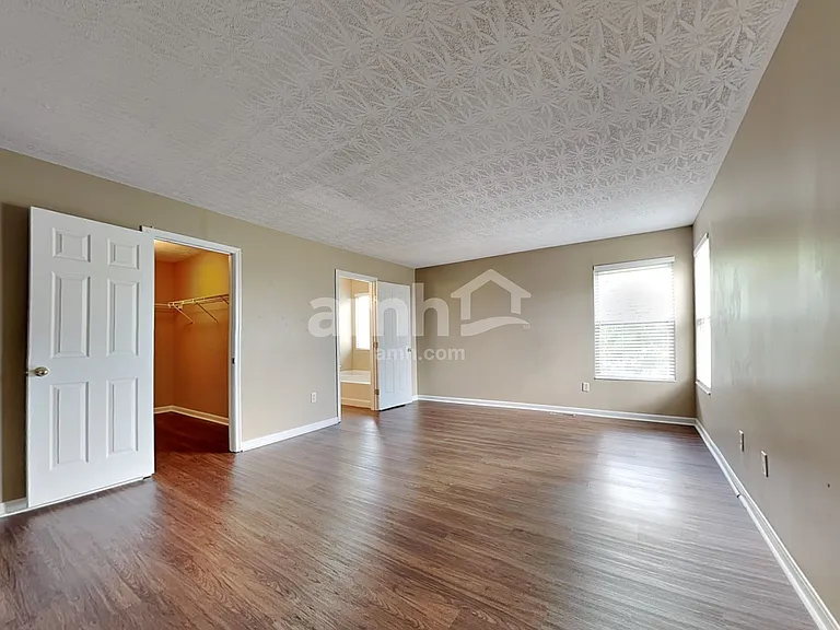 5557 Windsor Ct — Photo 9