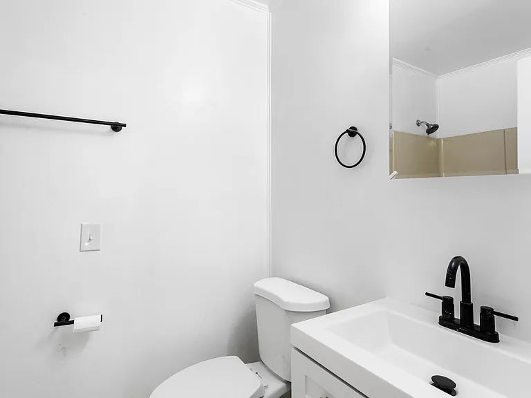 1464 W 32nd St — Photo 10