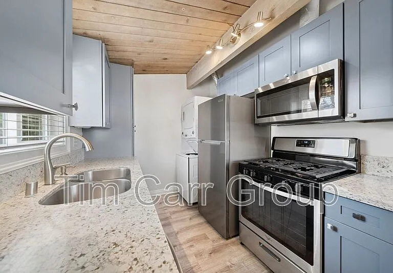 2545 Elden Ave — Photo 12