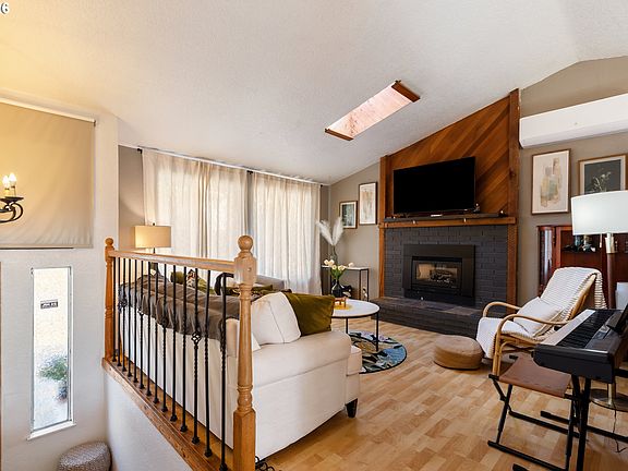 3rd image of 930 Prescott Ln