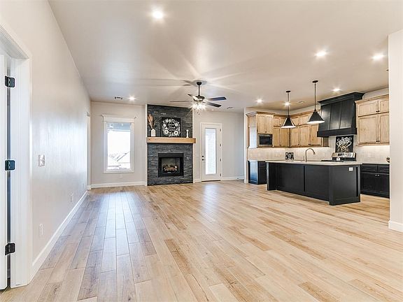 2nd image of 2111 Oakville Pl
