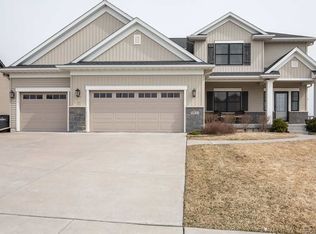 5931 Oregon Dr, Bettendorf, IA 52722