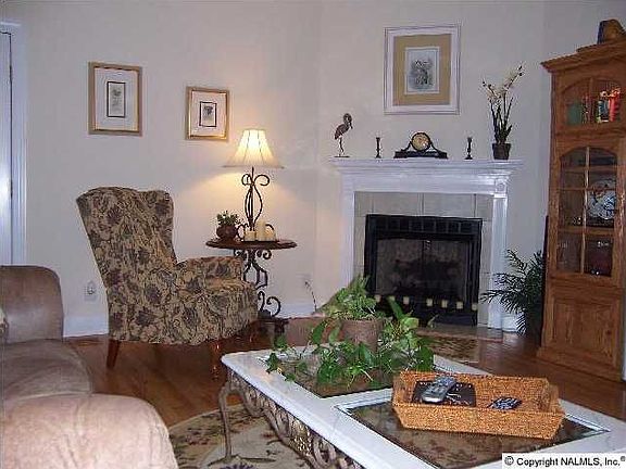 4th image of 2105 Oak Dr