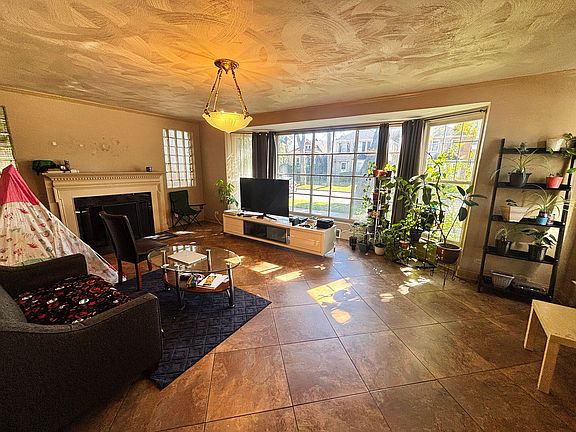 3rd image of 2856 W Estes Ave