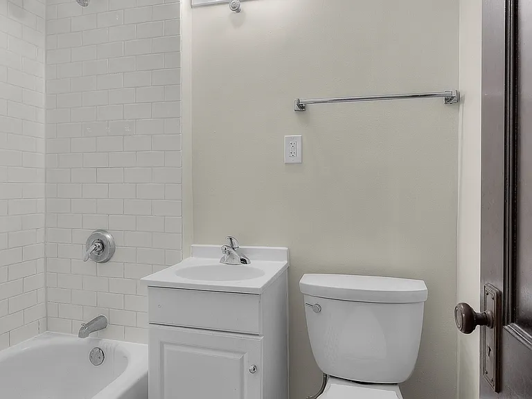 606 E 15th St #5 — Photo 7