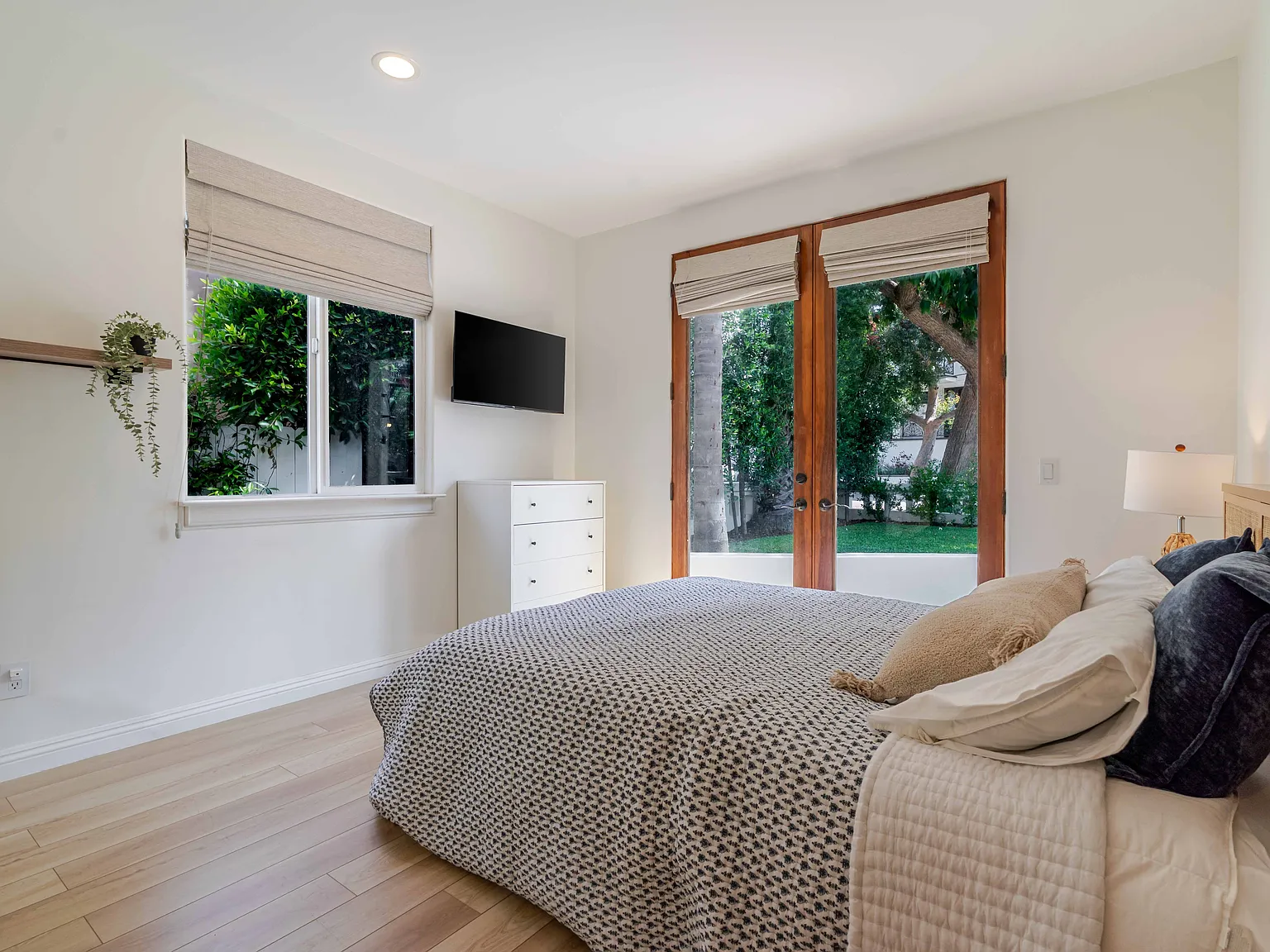 5 bed, 4156 sqft, $12,500 — Photo 4