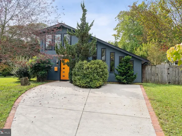 7901 Sycamore Dr, Falls Church, VA 22042