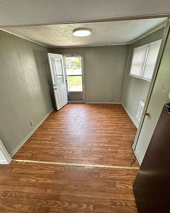 2nd image of 406 Robin Rd
