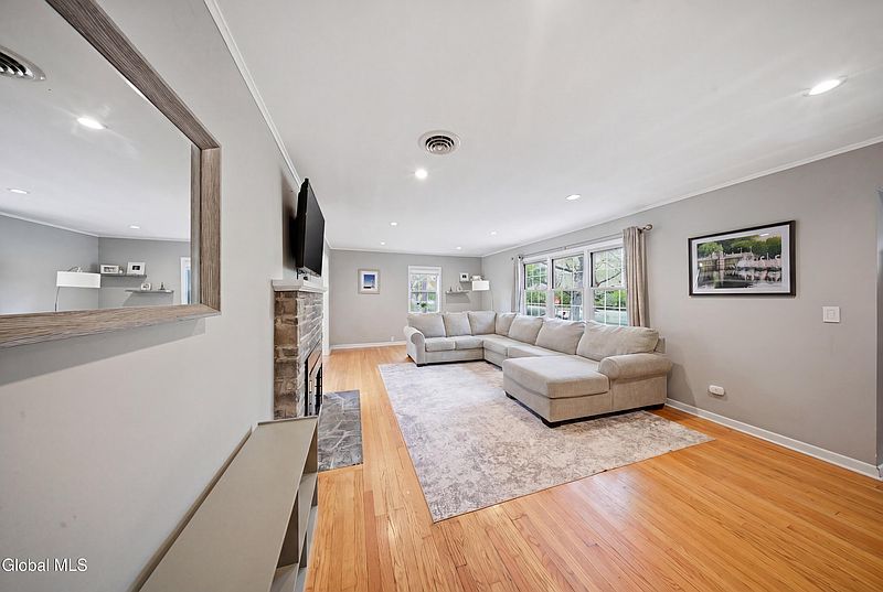 4th image of 87 Murray Avenue