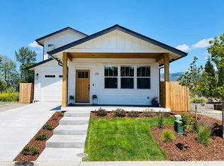 251 Rockfellow Pl #1, Talent, OR 97540