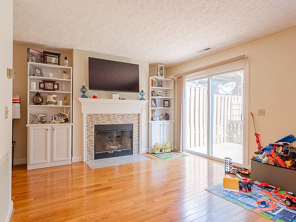 3rd image of 405 Silver Leaf Dr
