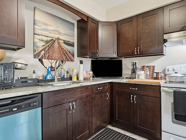272 Hudson Ct — Photo 41