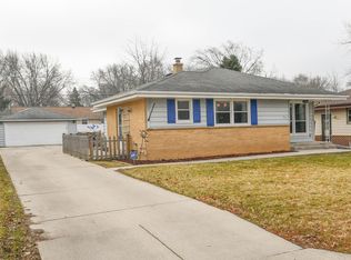 9441 W Grantosa Dr, Wauwatosa, WI 53222