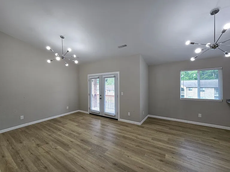 Country Shores Apartments — Photo 39