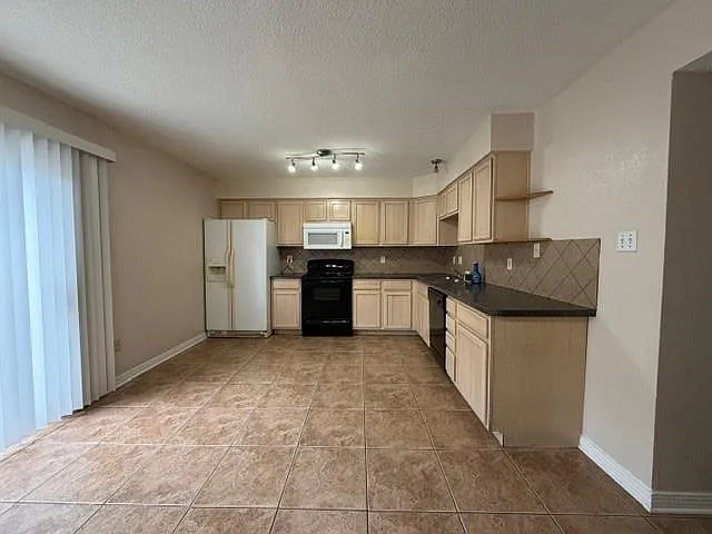 2 bed, 1.5 bath, 1198 sqft, $1,400 — Photo 2