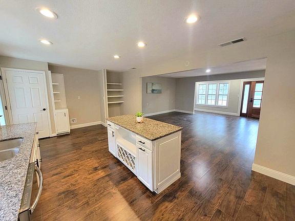 5th image of 103 W Cayuga Dr
