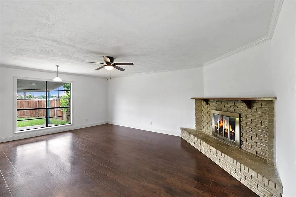3 bed, 1359 sqft, $1,900 — Photo 2