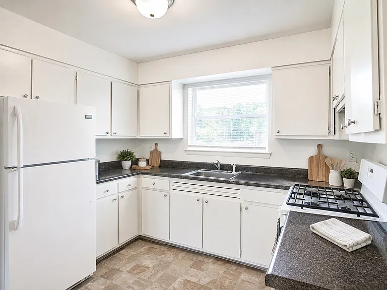 Lakeview Terrace Apartment Homes — Photo 8