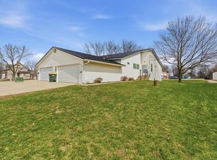 916 Armstrong Blvd N, Saint James, MN 56081