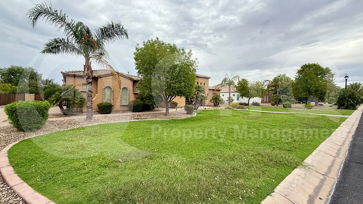 4 bed, 5.0 bath, 3703 sqft, $5,899 — Photo 4