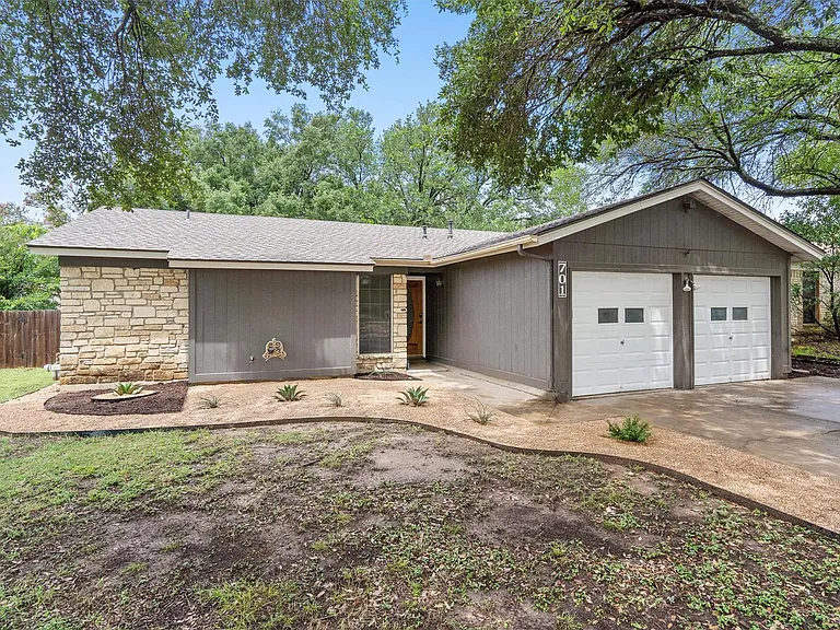 701 Riverwood Dr — Photo 3
