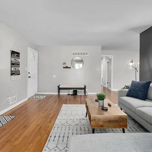 3 bed, 1252 sqft, $4,750 — Photo 4