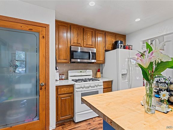 4th image of 27528 Ashwood Ln #27528