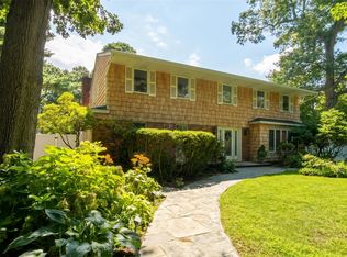8 Tree Hollow Ln, Dix Hills, NY 11746