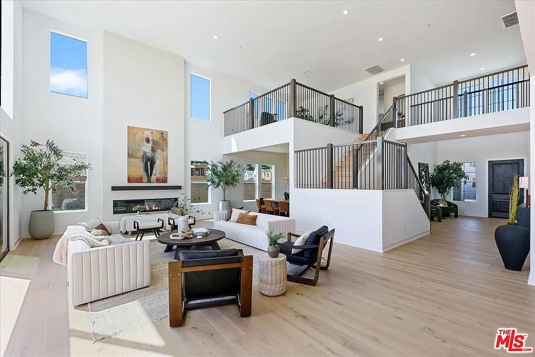 5 bed, 5.5 bath, 4624 sqft, $12,500 — Photo 3