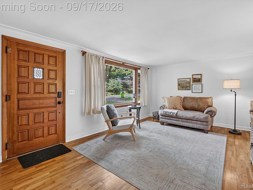 807 S Oak St, photo 3