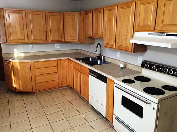Clean, bright kitchen.