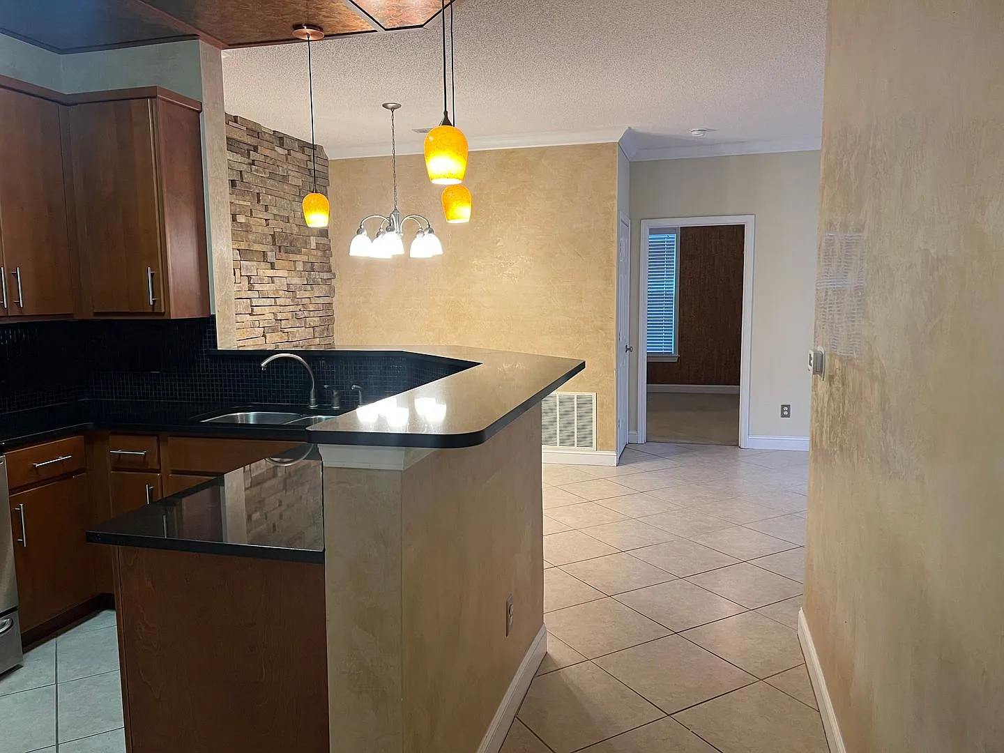 Upgraded First Floor Condo - Estate at Westbury — Photo 4