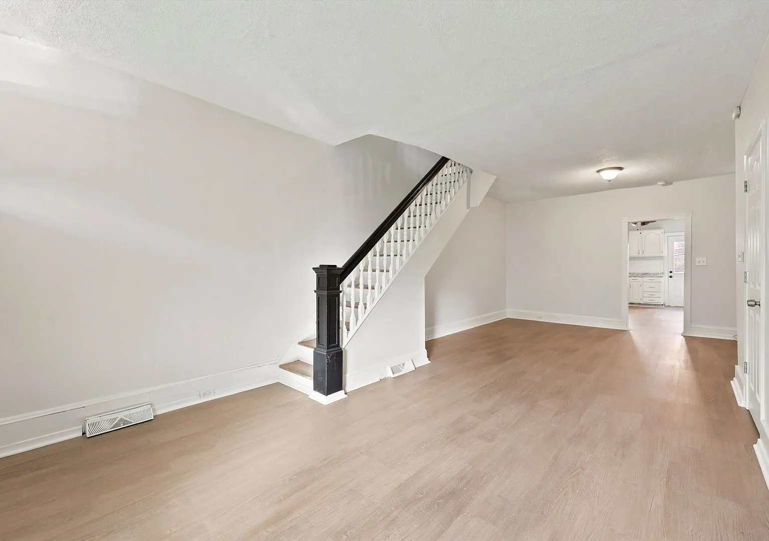 529 N Clayton St — Photo 3