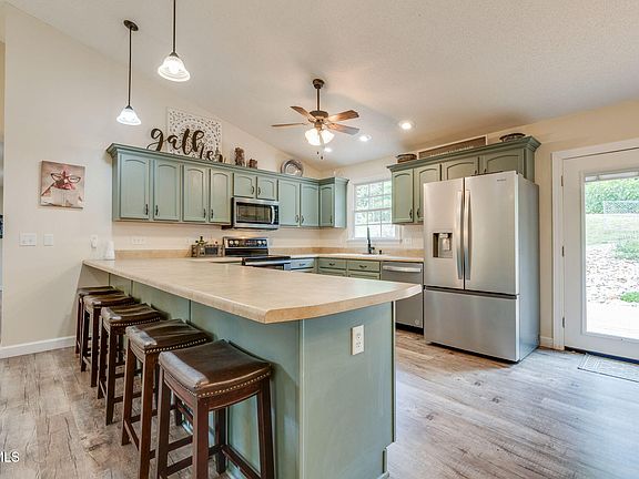5th image of 2937 Forest View Rd