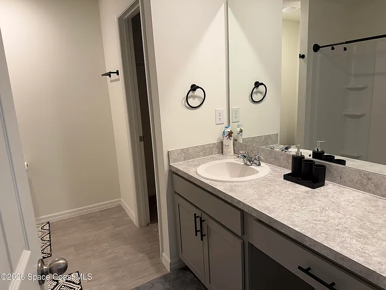 593 Haleybury St SW — Photo 10