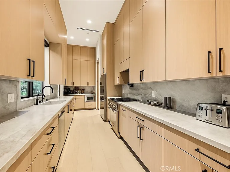 22924 Erwin St — Photo 19
