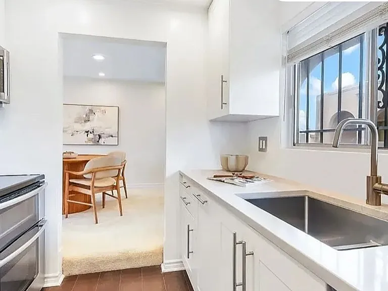 2530 Clairemont Dr #301 — Photo 2