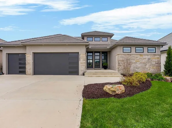 27205 W 100th Ter, Olathe, KS 66061
