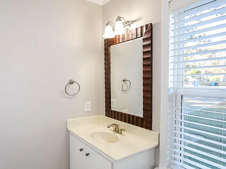 2901 Mandy Ln — Photo 17