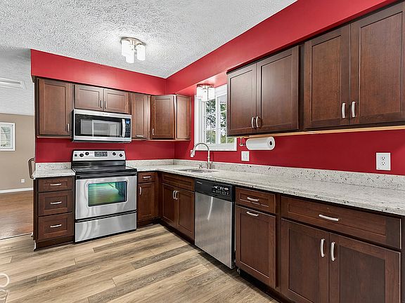 5th image of 8440 W 88th St