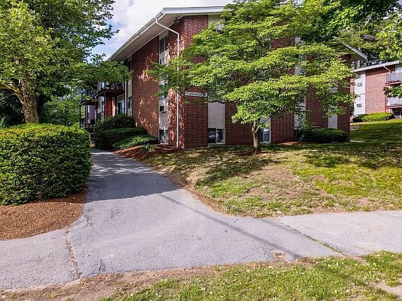 2nd image of 9 Longwood Dr APT 1