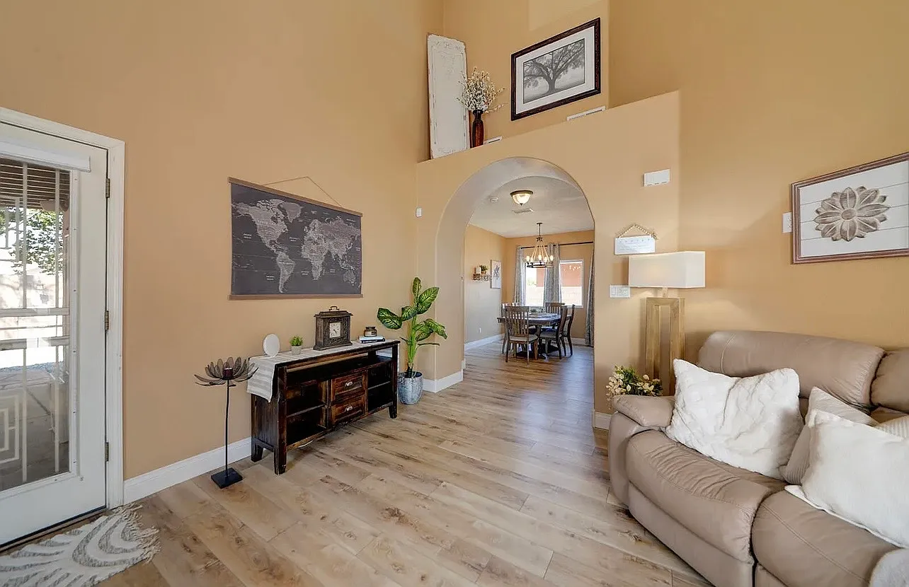 4 bed, 2.5 bath, 1878 sqft, $2,300 — Photo 3