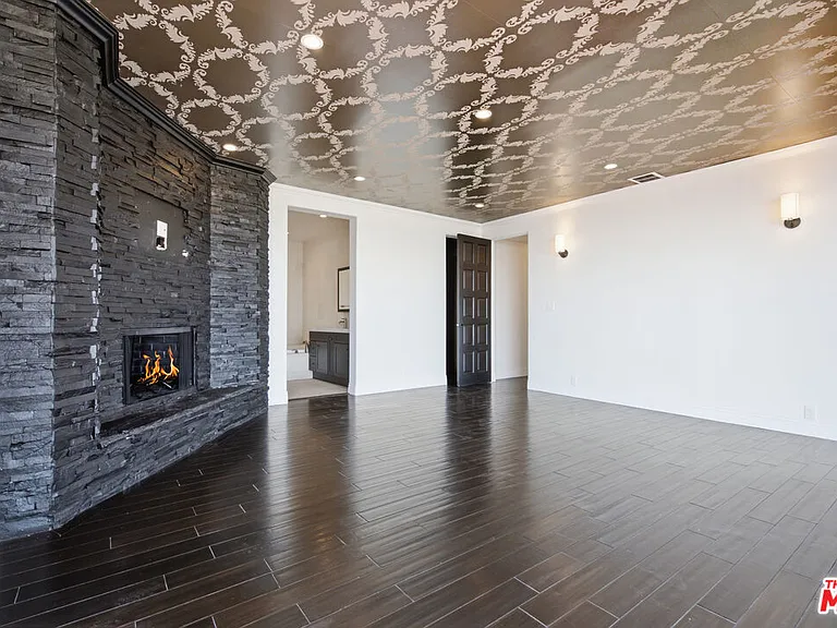 8908 Appian Way — Photo 23